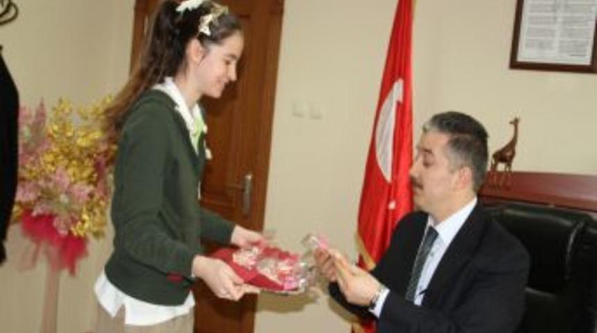 Yaptığı kurabiyeleri satıp parasını Van'a g&ouml;nderiyor