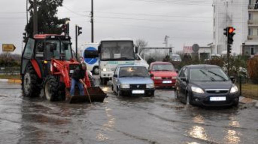 Trakya &Uuml;niversitesi&rsquo;nin girişi g&ouml;le d&ouml;nd&uuml;