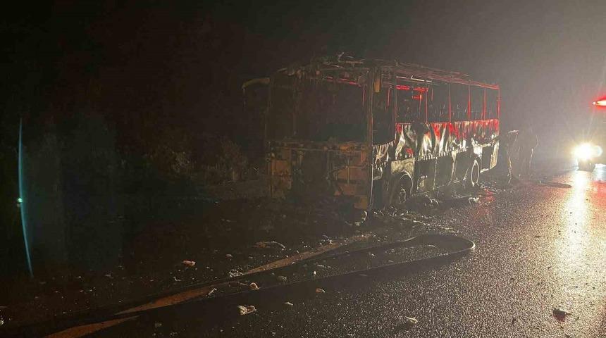 Bolu&rsquo;da midib&uuml;s alev alev yandı, geriye iskeleti kaldı