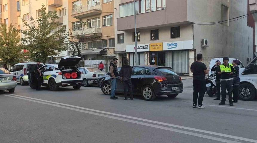 Eskişehir&rsquo;de otomobile arkadan &ccedil;arpan motosikletin s&uuml;r&uuml;c&uuml;s&uuml; yaralandı