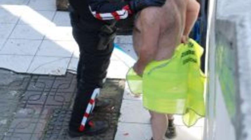 Emniyet önünde çırılçıplak baltalı protesto