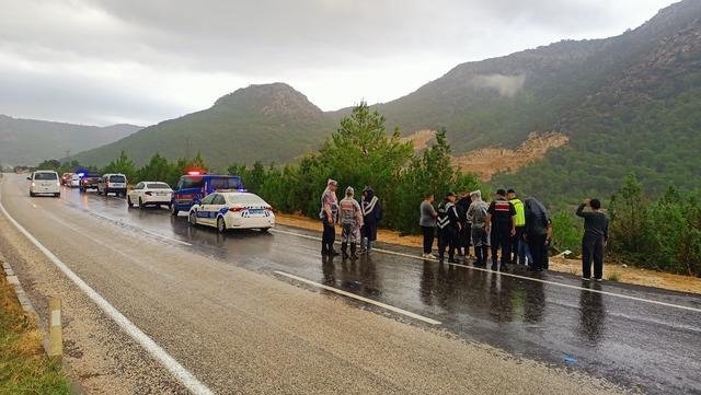 Mersin de ağaçlık alana devrilen minibüsteki 17 kişi yaralandı 4