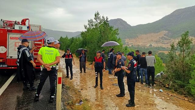 Mersin de ağaçlık alana devrilen minibüsteki 17 kişi yaralandı 3