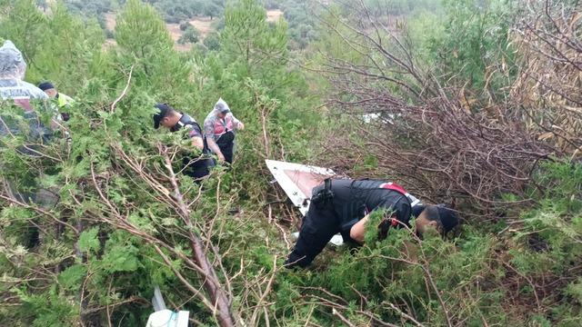 Mersin de ağaçlık alana devrilen minibüsteki 17 kişi yaralandı 1