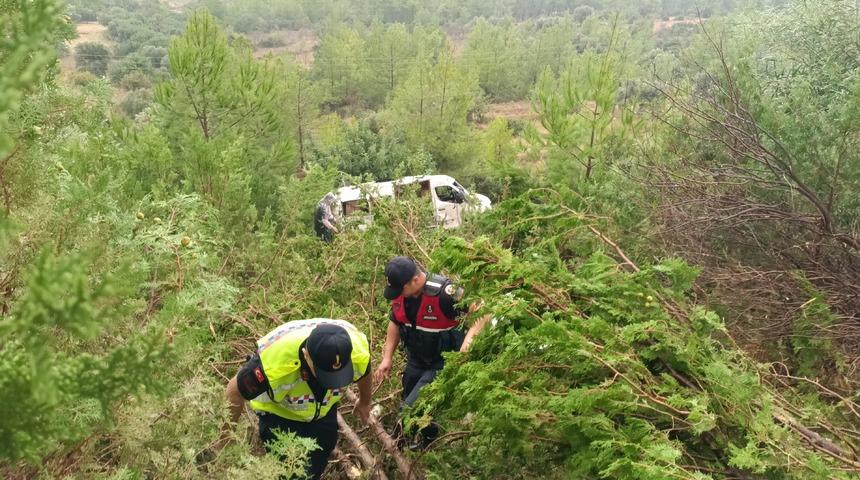 Mersin'de ağa&ccedil;lık alana devrilen minib&uuml;steki 17 kişi yaralandı