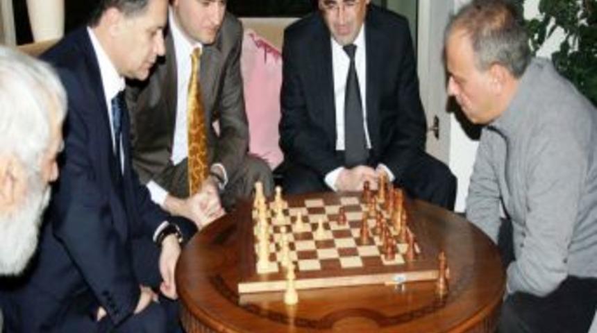 D&uuml;nya bayanlar satran&ccedil; turnuvasında heyecan s&uuml;r&uuml;yor