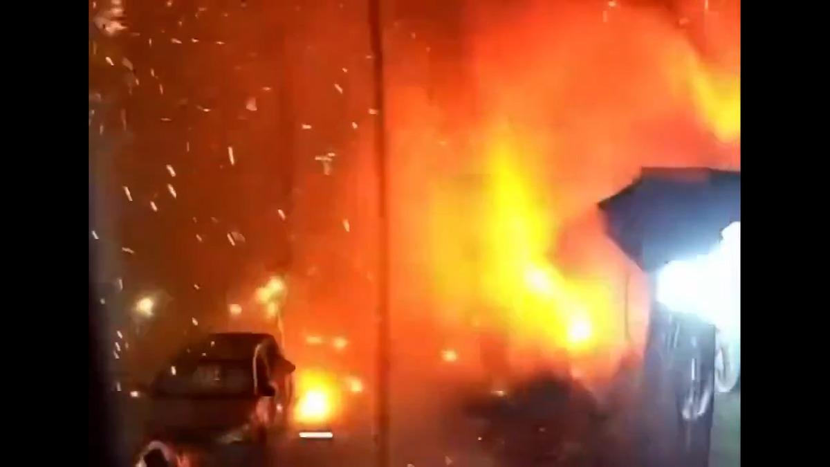 Rusya Harkov da marketi vurdu! Alışveriş yapan kadına f&uuml;ze attılar: İşte dehşet anları! 4