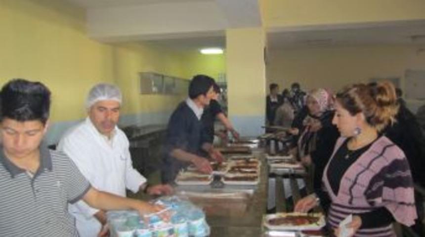 Adanalılar depremzedelerle buluşup dertlerini paylaşıyor