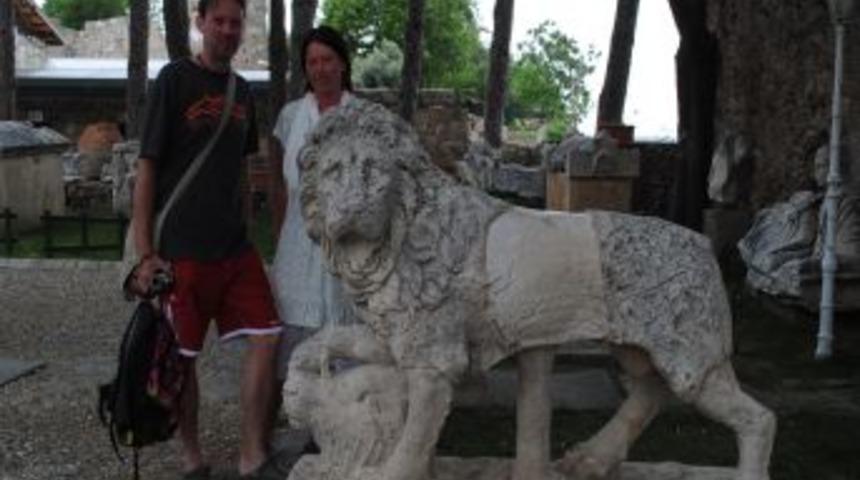 Side Antik Kent'in sembol&uuml; Roma aslanı heykelleri onarıldı