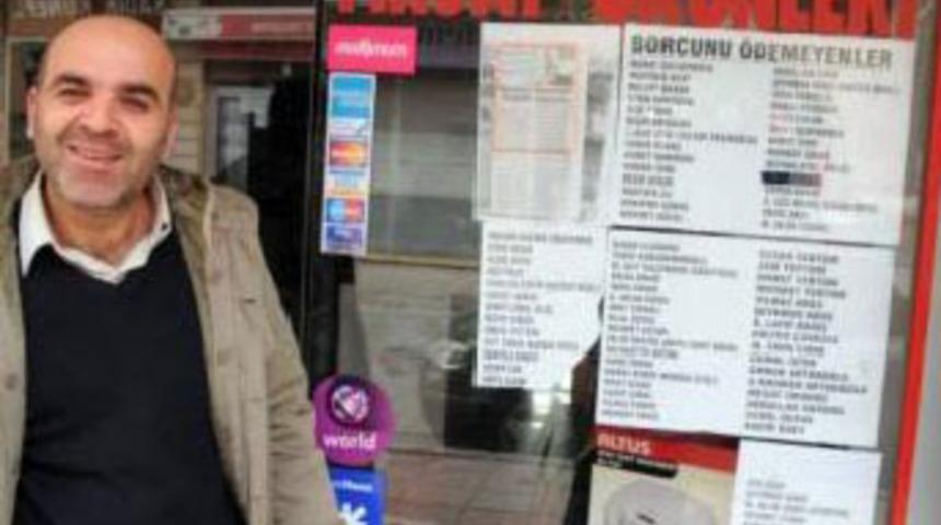 Borcunu ödemeyenleri teşhir etti