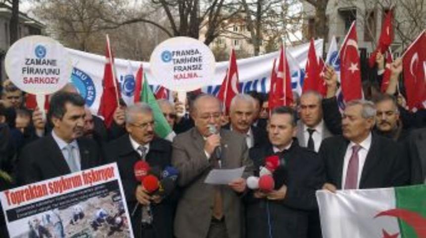 Türkiye Kamu-Sen Fransa Büyükelçiliği önünde boykot çağrısı yaptı