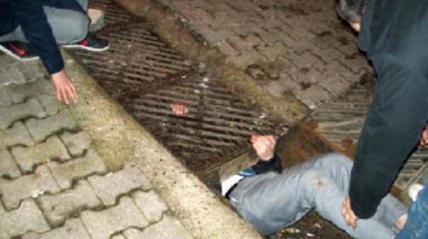 Mazgala d&uuml;şen telefonunu b&ouml;yle &ccedil;ıkardı