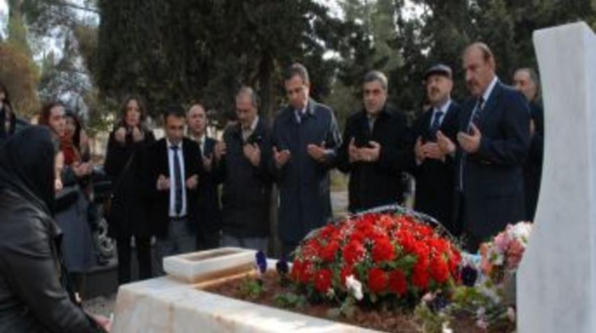 &Ouml;l&ccedil;al, mezarı başında anıldı