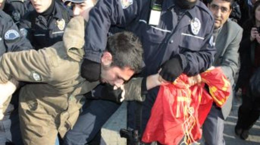 Parka &ccedil;adır kurmak isteyen grupla polis arasında arbede yaşandı