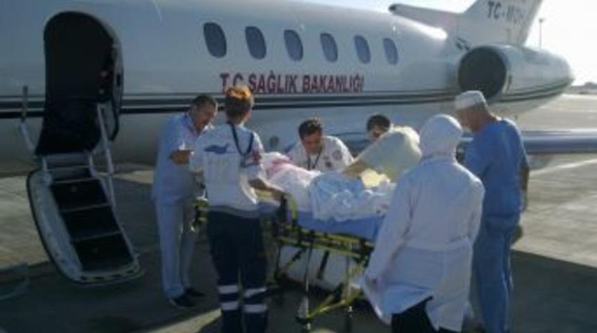 Yoğun bakımdaki hacı adayları hava ambulansı ile T&uuml;rkiye&rsquo;ye getirildi
