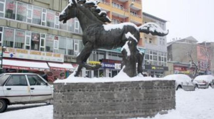 Kars’ta kar yağdı, tezgahlar açılamadı