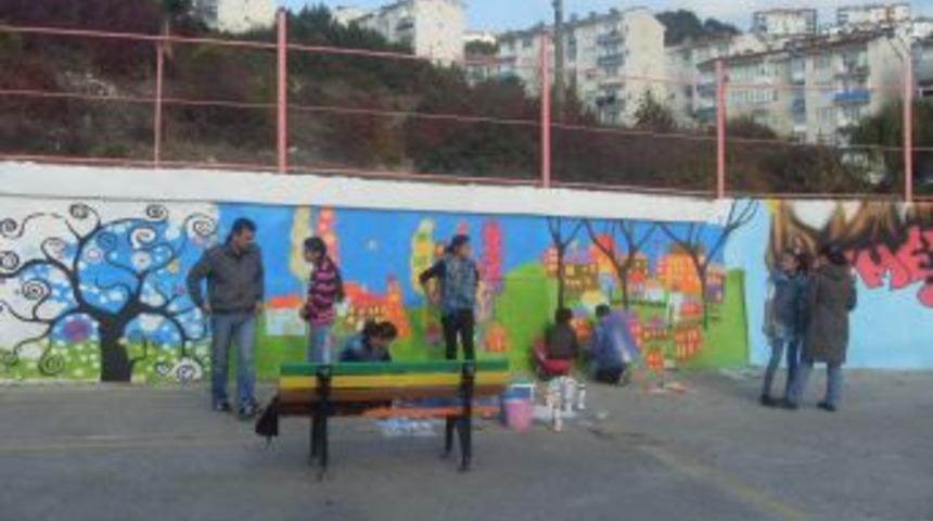 &Ouml;ğrenciler hayal d&uuml;nyalarını okul duvarlarına yansıttı