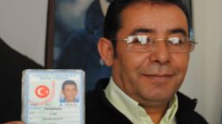 B&uuml;lent Ecevit olduğunu ispatlamak i&ccedil;in kimliğini g&ouml;stermek zorunda kalıyor