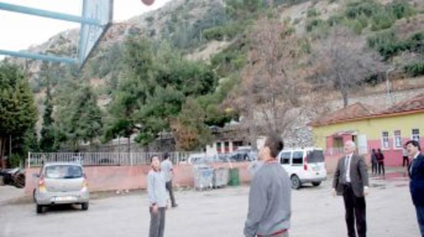 Başkan &Ouml;zmeral, aşure yedi, basket attı