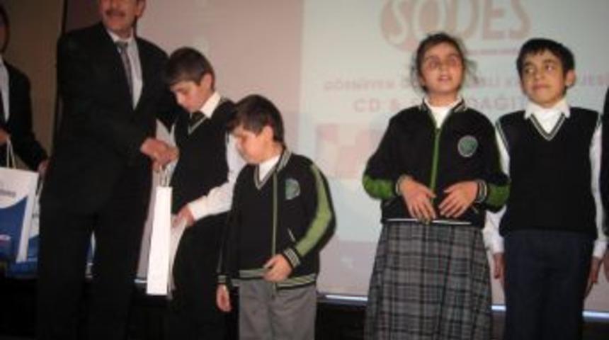 Erzurum'da 'G&ouml;rmeyen G&ouml;zler'e sesli kitap dağıtıldı