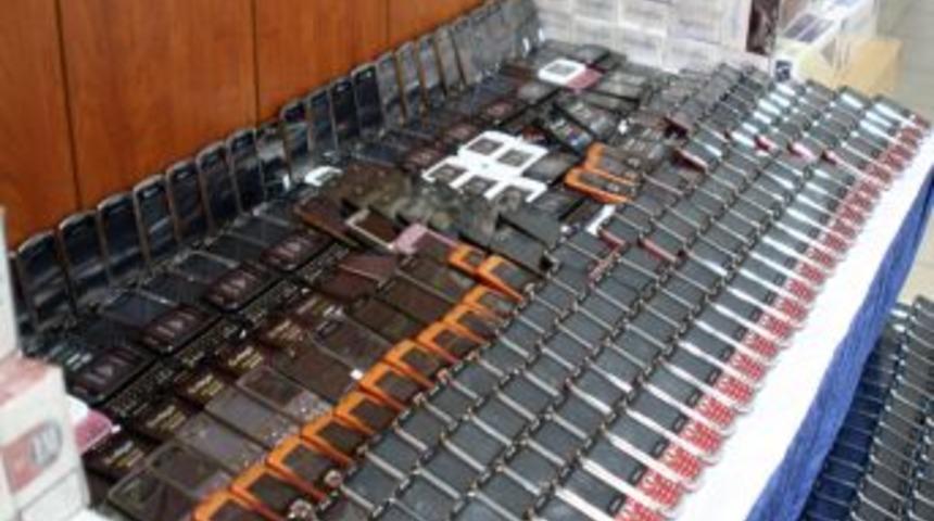 Batman&rsquo;da bin 800 adet ka&ccedil;ak cep telefonu ele ge&ccedil;irildi