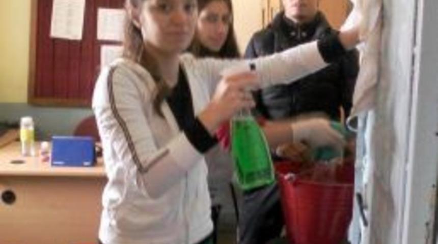 Sarıkamış'ta &uuml;niversiteli &ouml;ğrenciler k&ouml;y okulunu temizledi