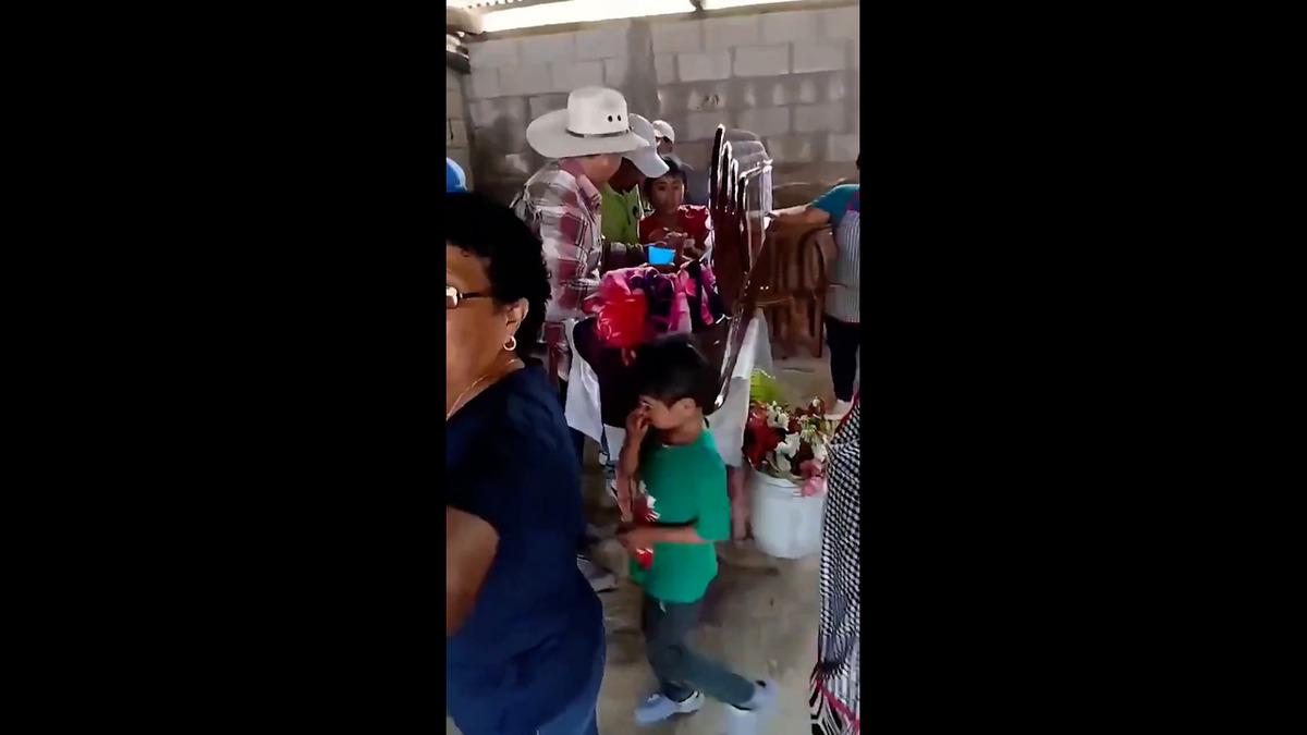 Göğsüm ağrıyor deyip bayıldı: Babası öldü sanıp tabuta koydu! Cenazesinde ayaklanınca... 3