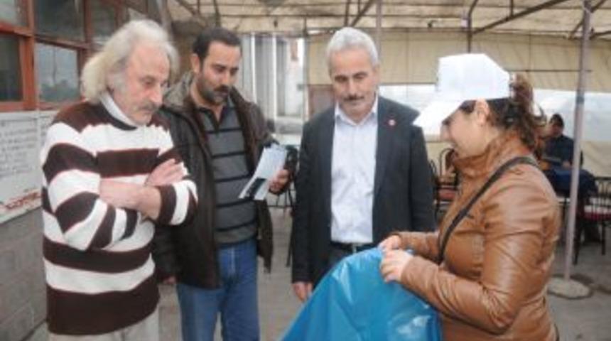 İlkadım Belediyesi, kapı kapı dolaşarak geri dönüşümü anlatıyor