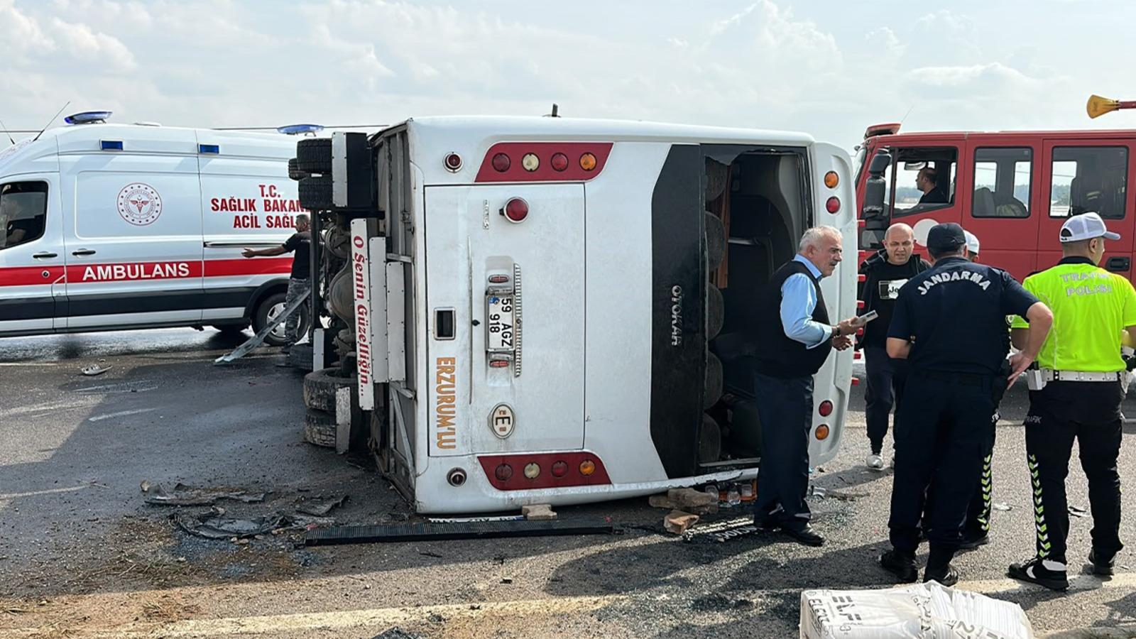 Antalya'da yolcu midibüs devrildi! Çok sayıda yaralı var