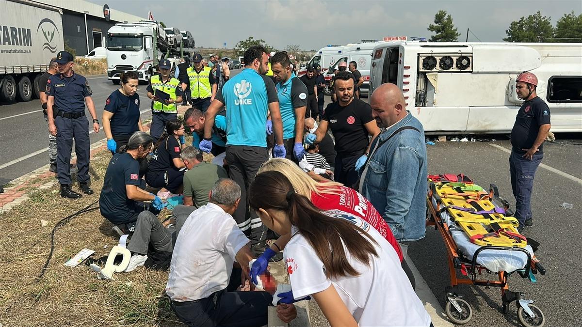 SON DAKİKA| Antalya da yolcu otobüsü devrildi! Çok sayıda yaralı var 1