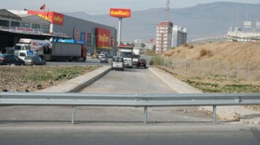 Karayolları İzmir B&uuml;y&uuml;kşehir'in iki illegal yolunu daha kapatmış