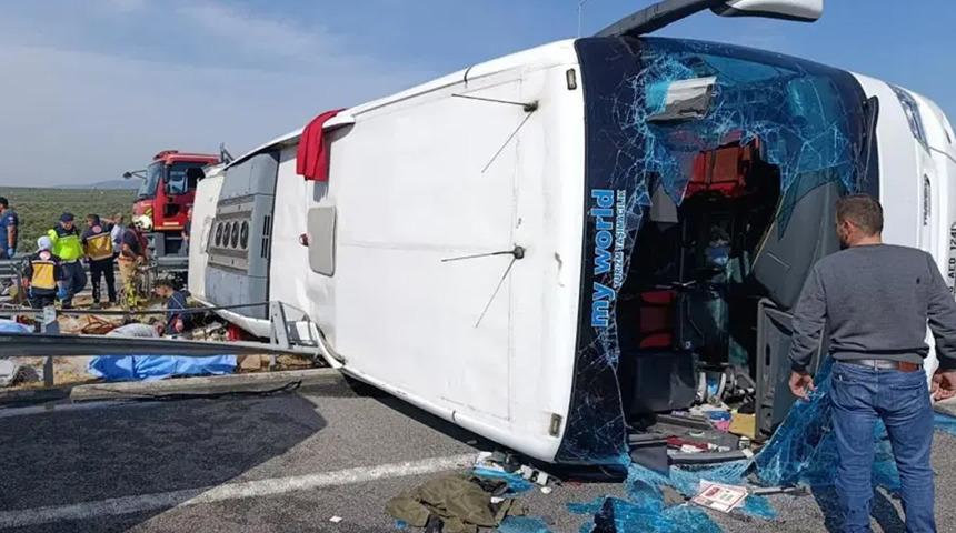 Manisa'daki katliam gibi kazada şof&ouml;rlerin ifadesi ortaya &ccedil;ıktı! Eşini kaybeden yolcu da dehşet anları anlattı
