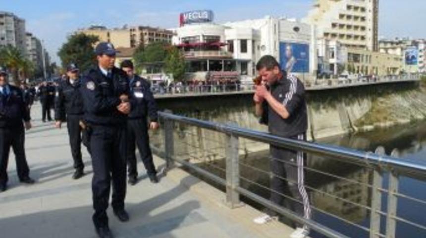 İşadamı kılığındaki polis işsiz genci intihardan vazge&ccedil;irdi