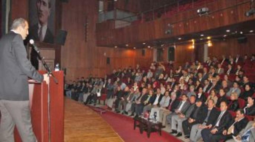 Siyaset akademisi eğitim programları devam ediyor