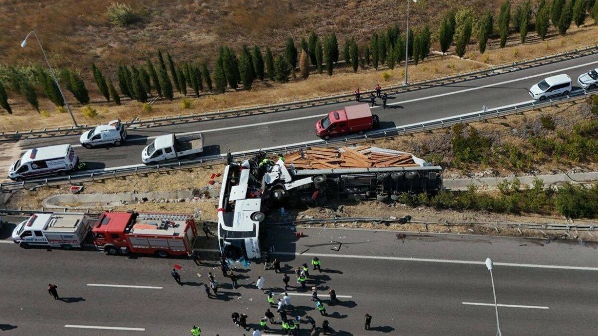 Manisa daki katliam gibi kazada şoförlerin ifadesi ortaya çıktı! Eşini kaybeden yolcu da dehşet anları anlattı 1