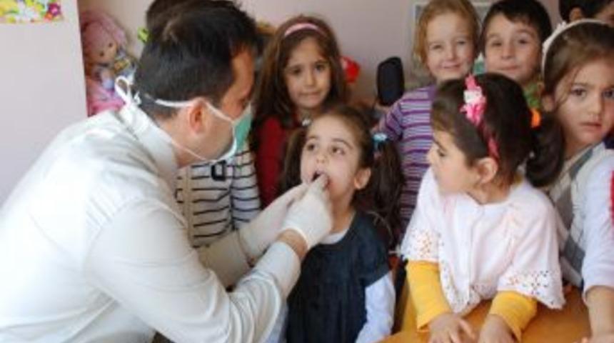 Minik &ouml;ğrenciler diş taramasından ge&ccedil;ti