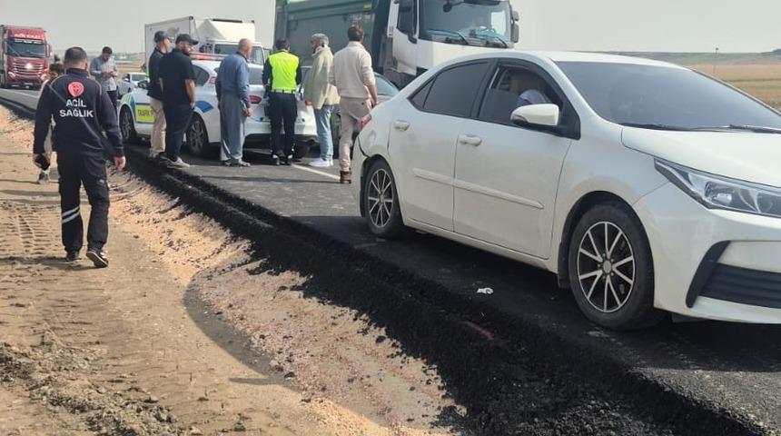 Diyarbakır&rsquo;da 3 aracın karıştığı zincirleme kazada 7 kişi yaralandı
