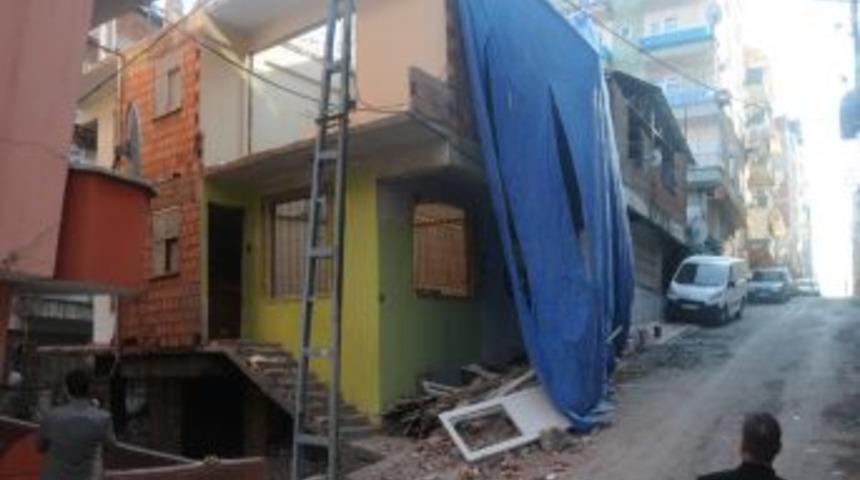 Mahalle sakinlerini korkutan ağır hasarlı bina yıkılıyor