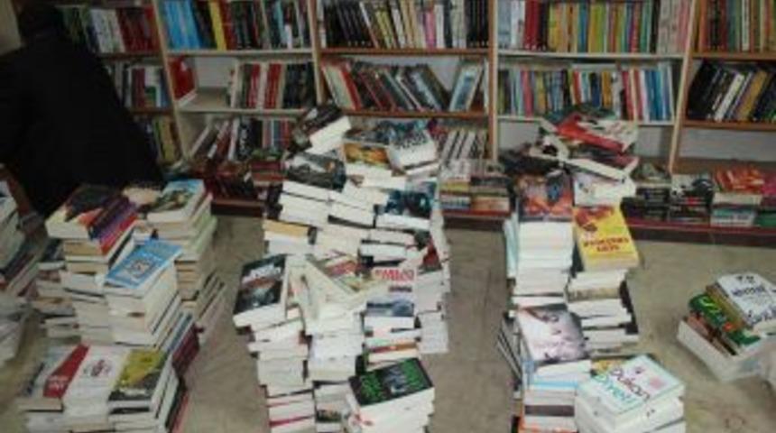 Polis korsan kitap satanlara operasyon d&uuml;zenledi