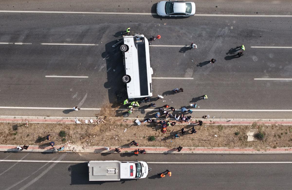 Antalya da yolcu midib&uuml;s&uuml; devrildi! Vali Şahin kaza g&ouml;r&uuml;nt&uuml;s&uuml;n&uuml; şof&ouml;re izletip tek c&uuml;mle s&ouml;yledi 2