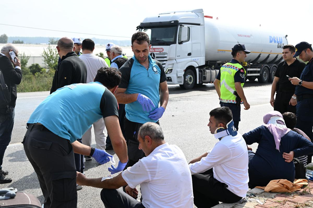 Antalya da yolcu midib&uuml;s&uuml; devrildi! Vali Şahin kaza g&ouml;r&uuml;nt&uuml;s&uuml;n&uuml; şof&ouml;re izletip tek c&uuml;mle s&ouml;yledi 3