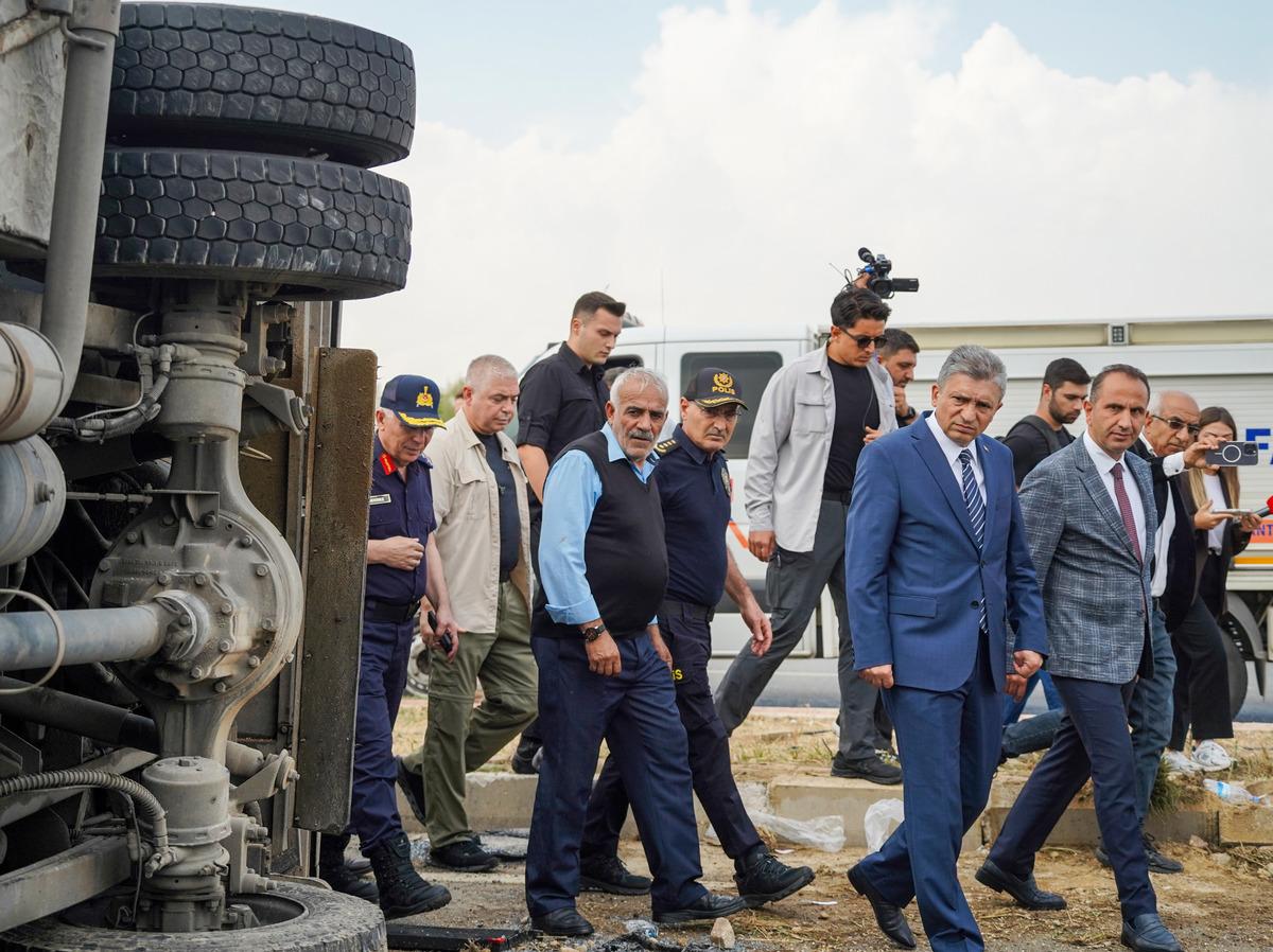 Antalya da yolcu midib&uuml;s&uuml; devrildi! Vali Şahin kaza g&ouml;r&uuml;nt&uuml;s&uuml;n&uuml; şof&ouml;re izletip tek c&uuml;mle s&ouml;yledi 4