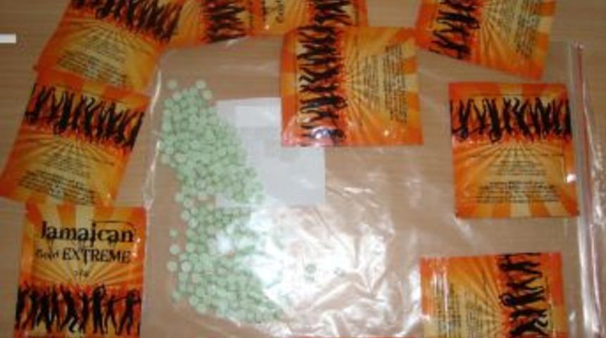 Uyuşturucu tacirleri polisten ka&ccedil;amadı