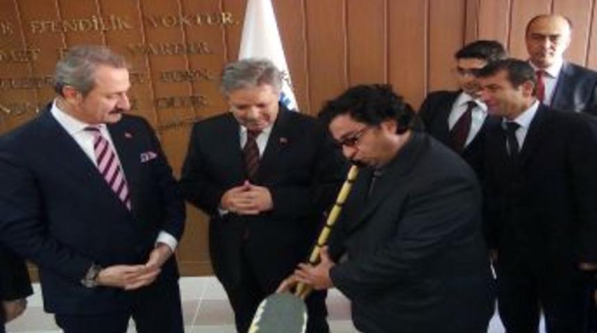 Ahşap ney ustasından Bakan &Ccedil;ağlayan'a ney taksimi