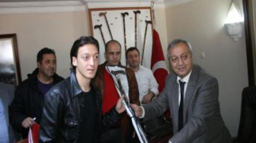 Mesut &Ouml;zil'e devrek bastonu hediye