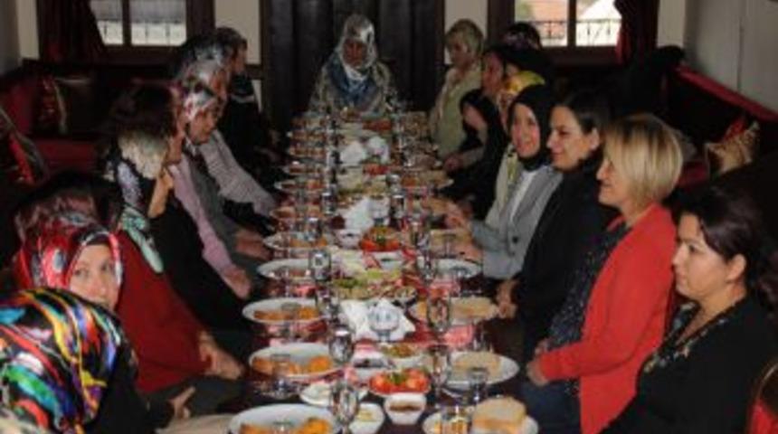 Hatice K&uuml;lc&uuml;, engelli aileleri ile bir araya geldi