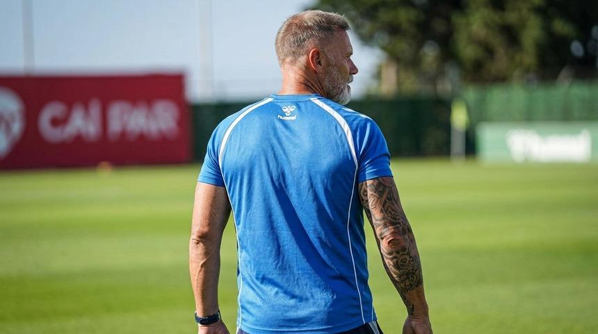 S&uuml;per Lig'de bir hoca daha kovuldu! Sadece 8 ay s&uuml;rd&uuml;
