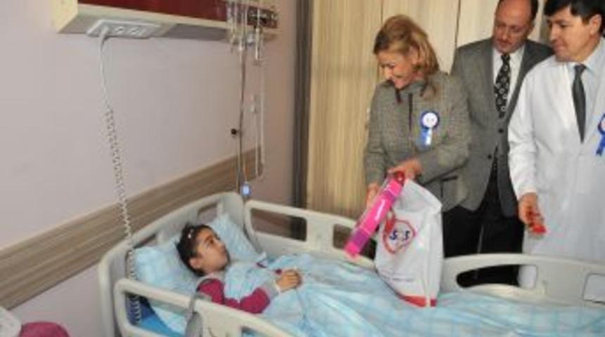Sosyal Hizmetler Vakfı'ndan tedavi g&ouml;ren &ccedil;ocuklara moral ziyareti