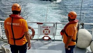 &Ccedil;anakkale Boğazı&rsquo;nda s&uuml;r&uuml;klenen teknedeki 2 kişi kurtarıldı