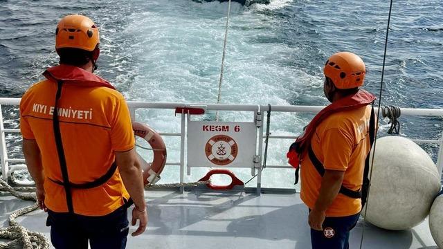 Çanakkale Boğazı’nda sürüklenen teknedeki 2 kişi kurtarıldı